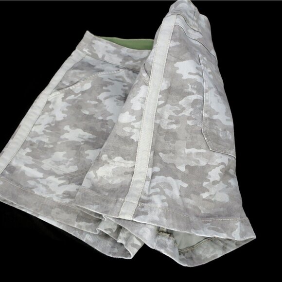Spanx Women’s Stretch Twill 5” Shorts Stonewashed Green Gray Camo Size Medium - Picture 3 of 5